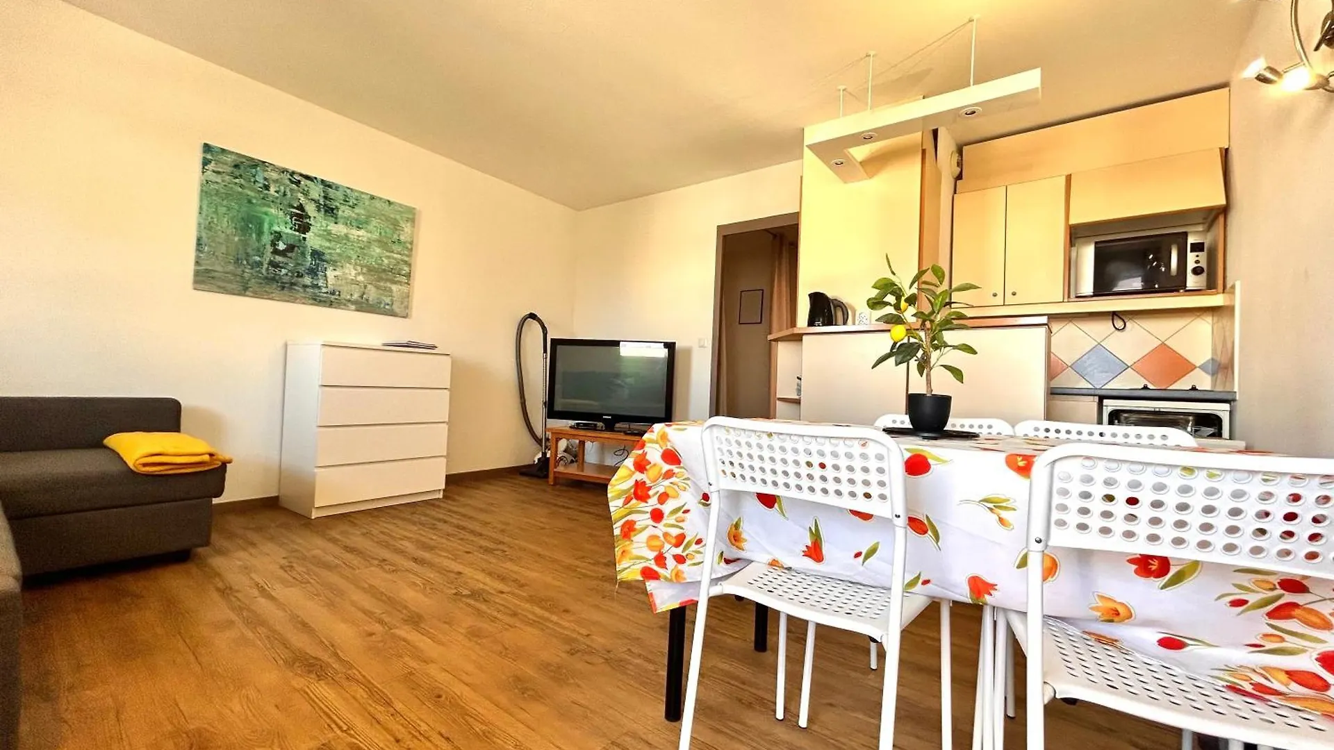 Apartment Azur- 4 Pers Hyper Centre - Plage A 2 Mn A Pied - Terrasse Saint-Raphael